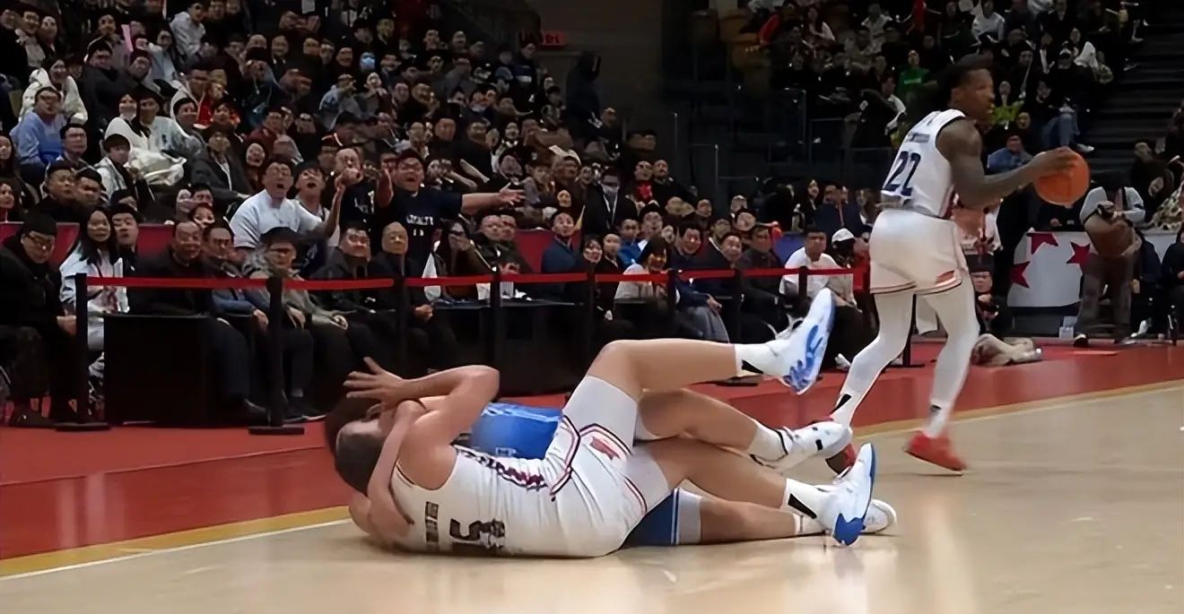 塞尔维亚男篮碾压日本男篮,哈里斯送出助攻 塞尔维亚男篮碾压日本男篮,哈里斯送出助攻