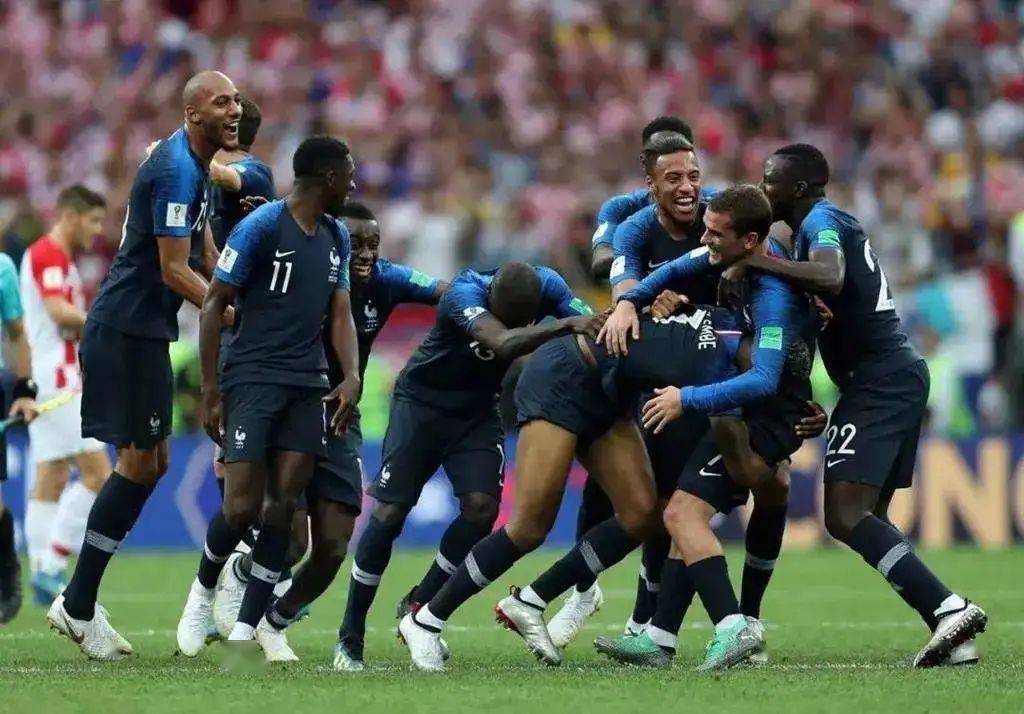 包含丹麦力克法国，本泽马关键制胜的词条