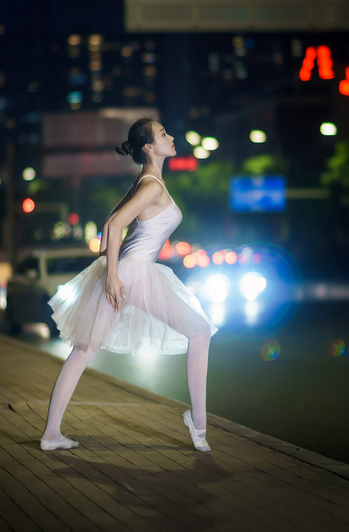 亚洲力量的双重奏，金玟哉于焦点战正名，伊朗以纪律性击溃阿尔及利亚