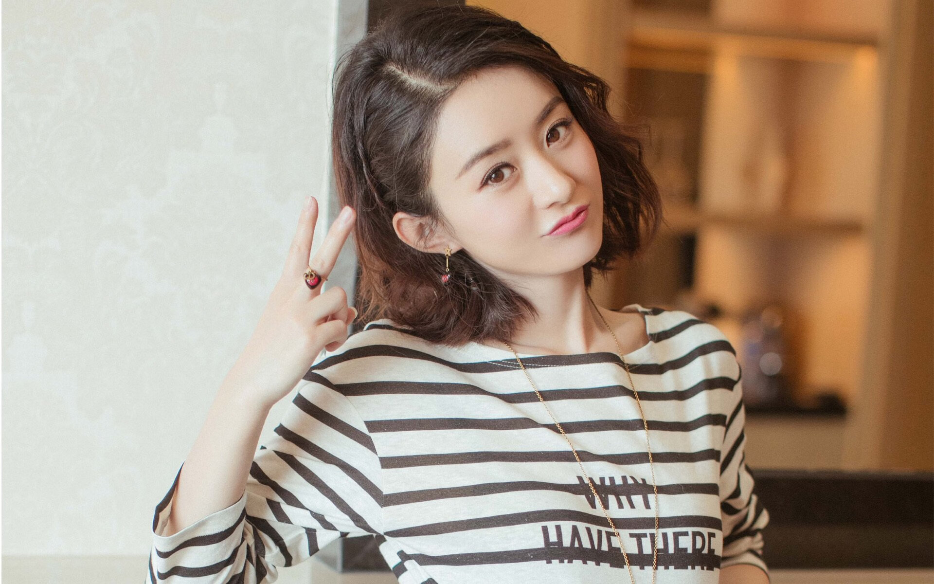 星河独舞，当莱万用一粒传球证明，半决赛需要怎样的孤胆